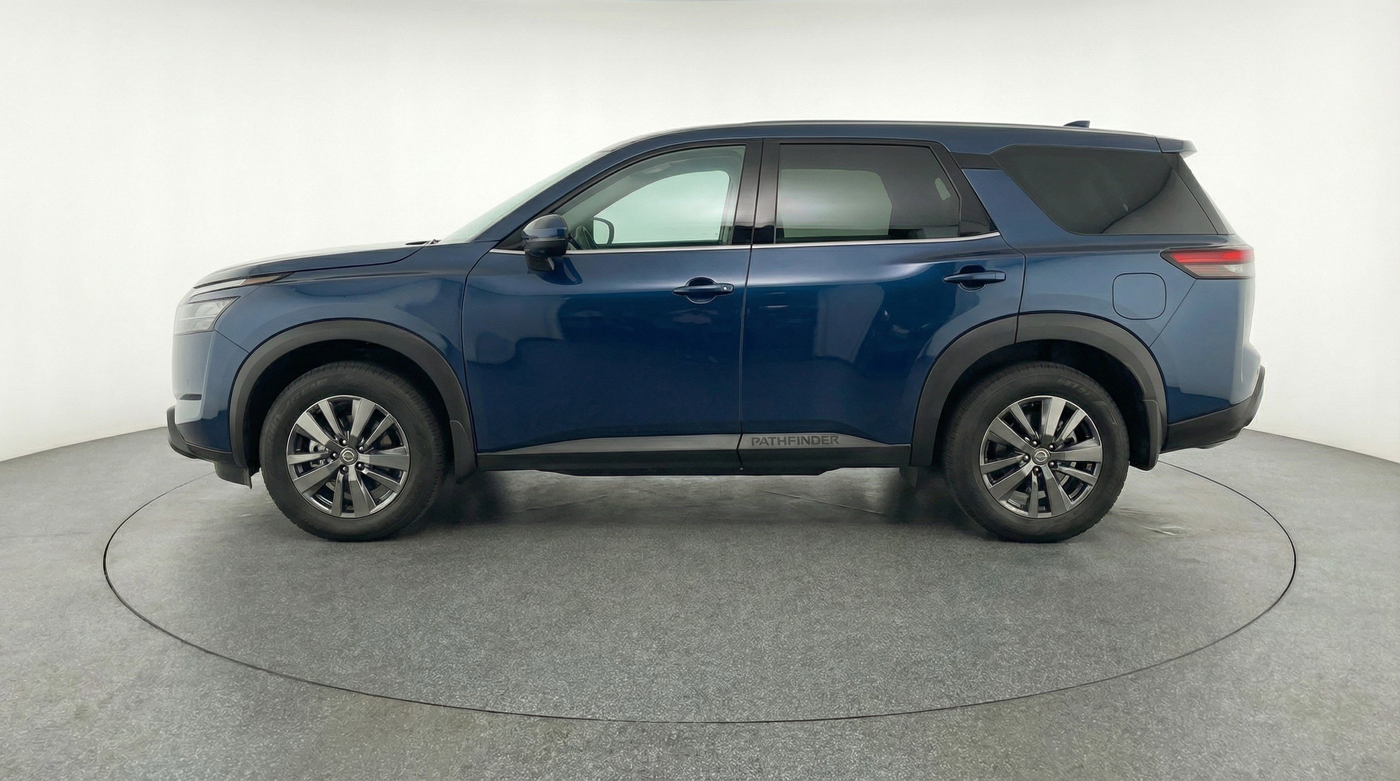 Used 2025 Nissan Pathfinder SV image 5
