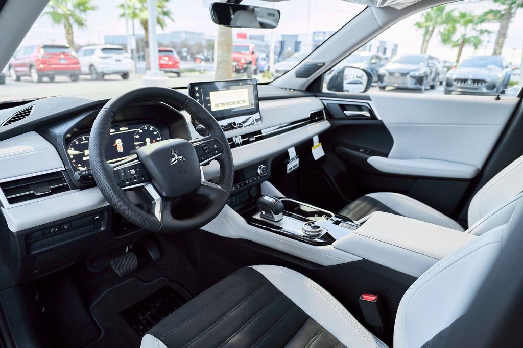 New 2026 Mitsubishi Outlander SE FWD image 2