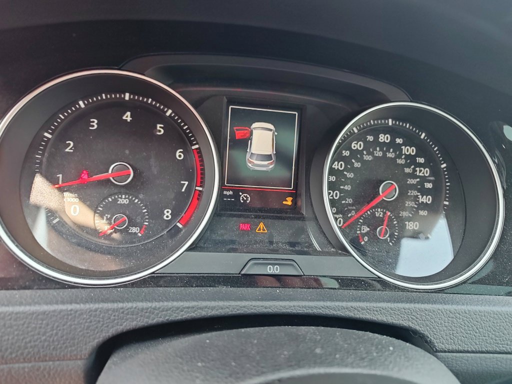 Used 2018 Volkswagen GTI SE FWD image 10