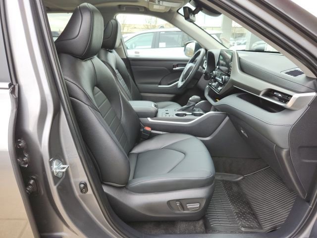 Certified 2025 Toyota Highlander XLE image 27