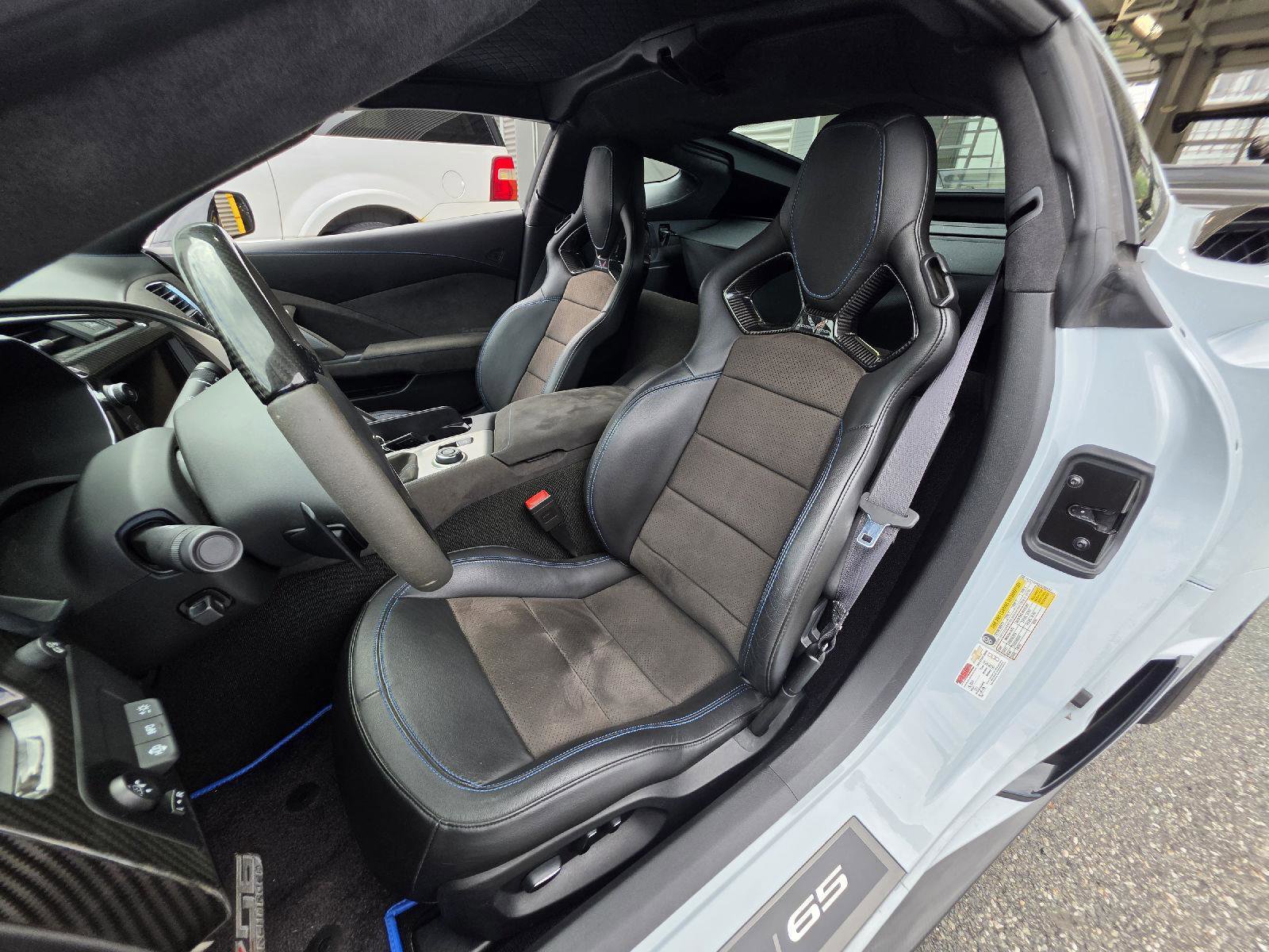 Used 2018 Chevrolet Corvette Z06 w/ Carbon 65 Edition RWD image 11
