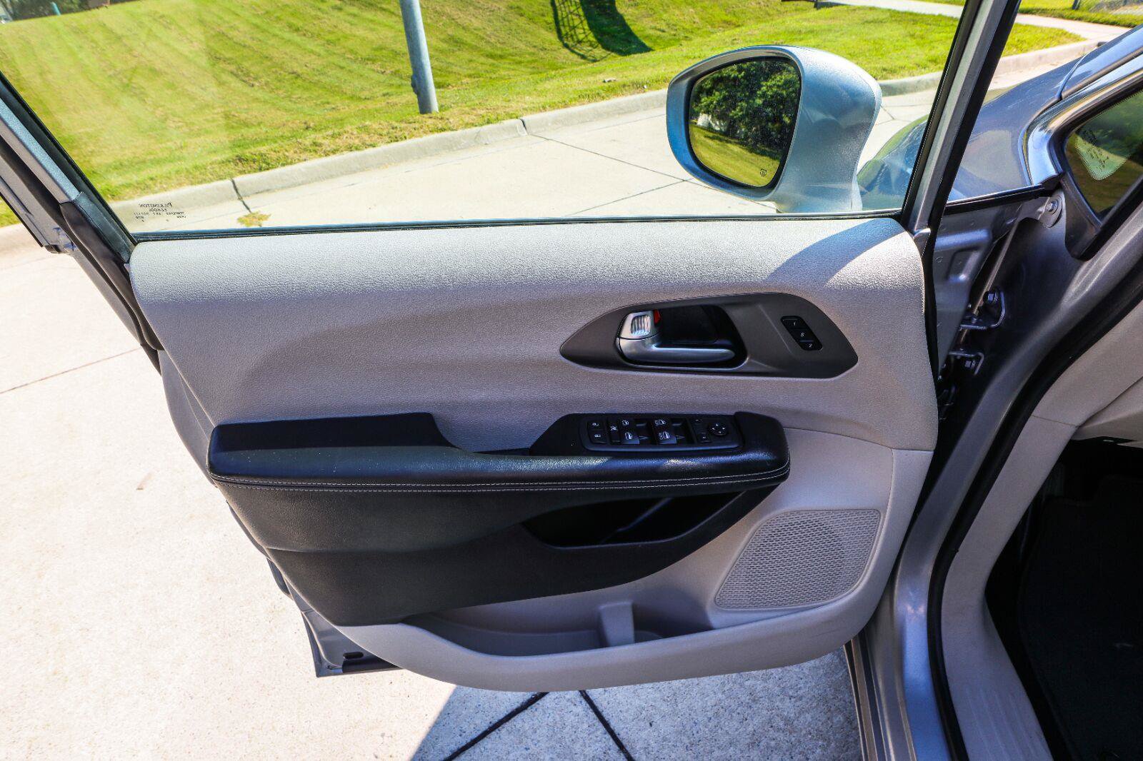 Used 2021 Chrysler Pacifica Touring-L FWD image 36