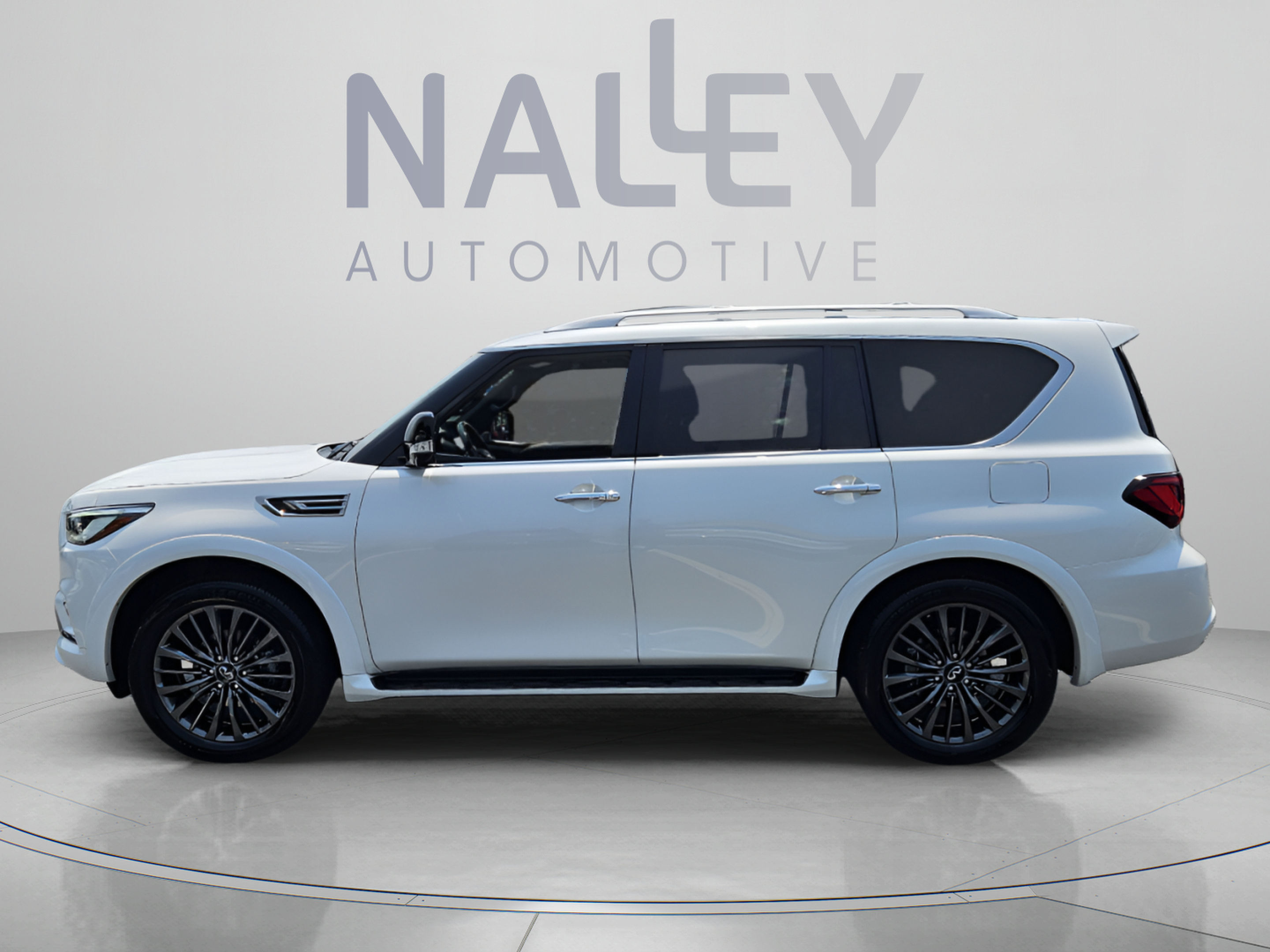 Used 2024 INFINITI QX80 Sensory AWD/4WD image 2