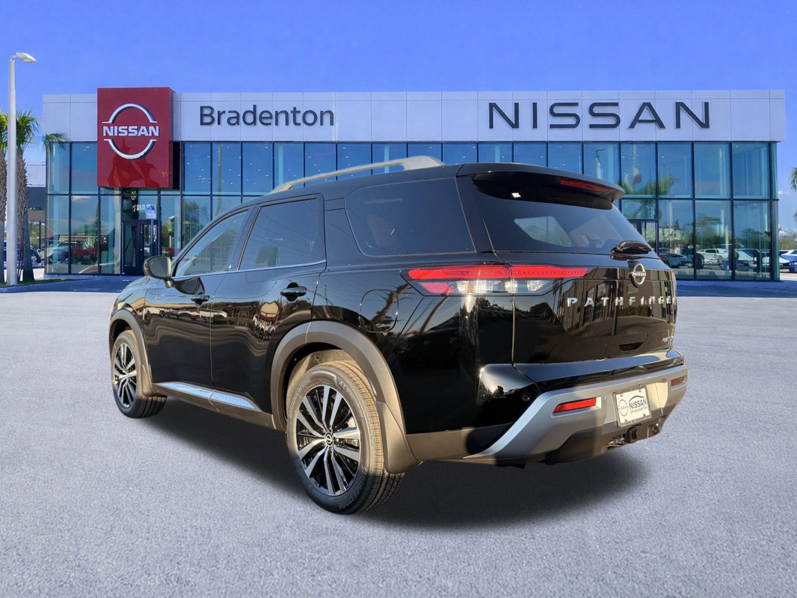 New 2025 Nissan Pathfinder Platinum image 4