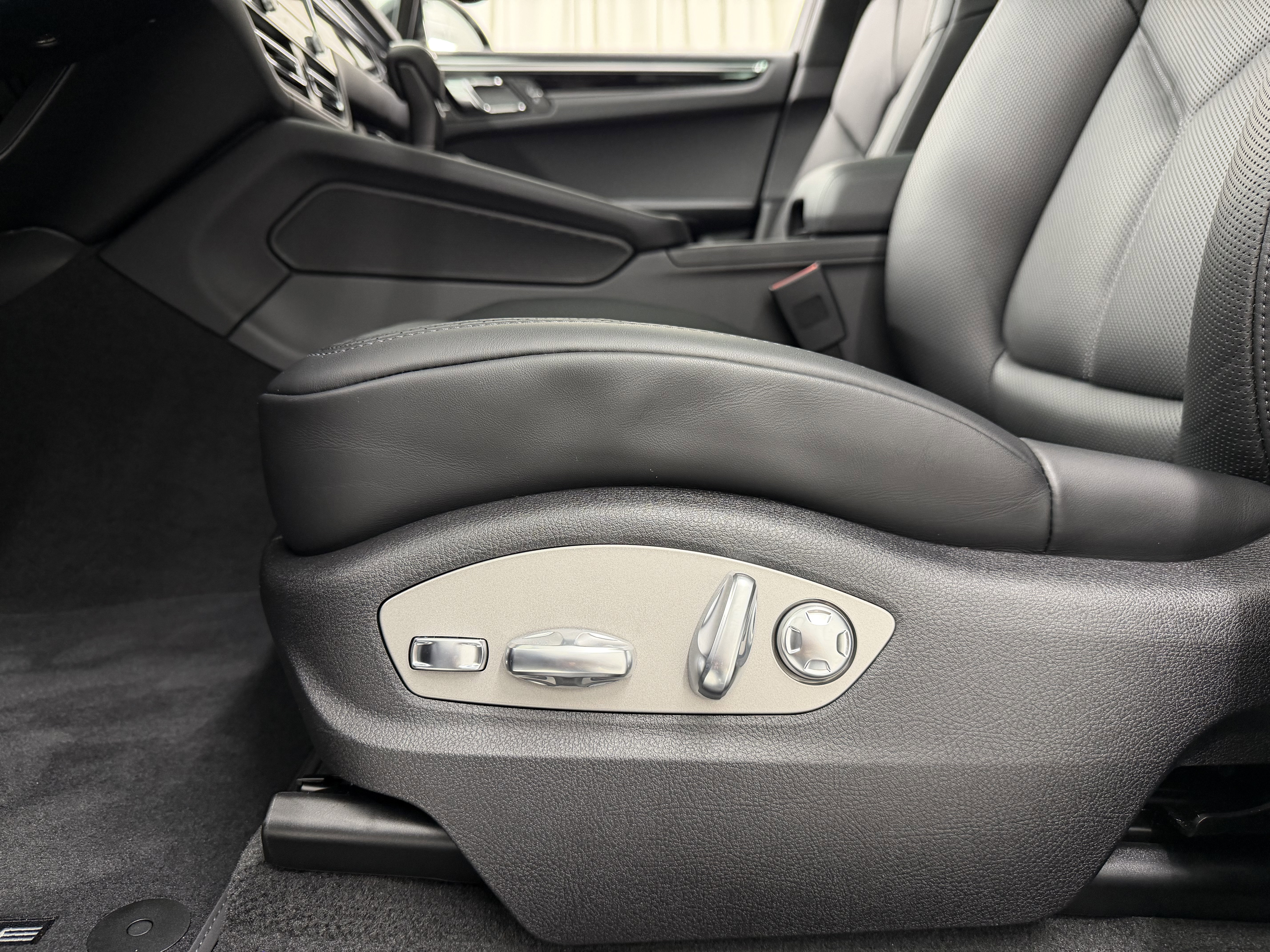 New 2026 Porsche Macan image 31