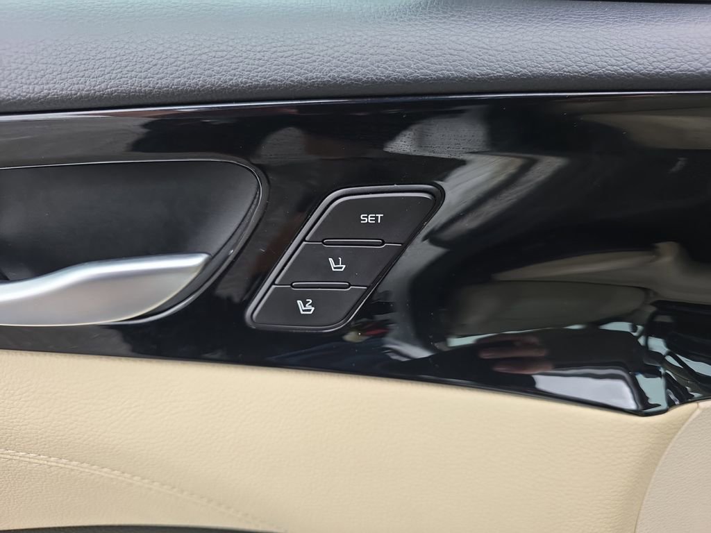 Used 2018 Kia Cadenza Technology FWD image 19