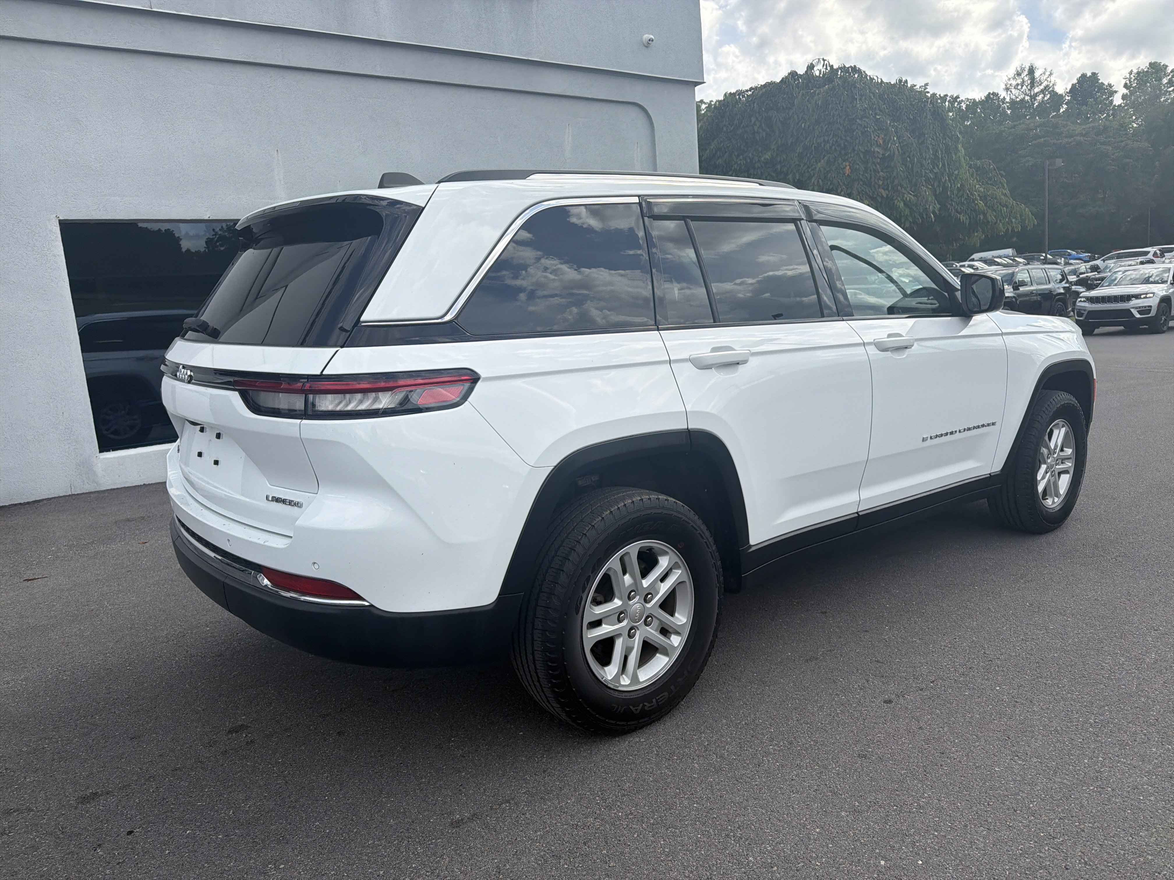 Used 2023 Jeep Grand Cherokee Laredo AWD/4WD image 3