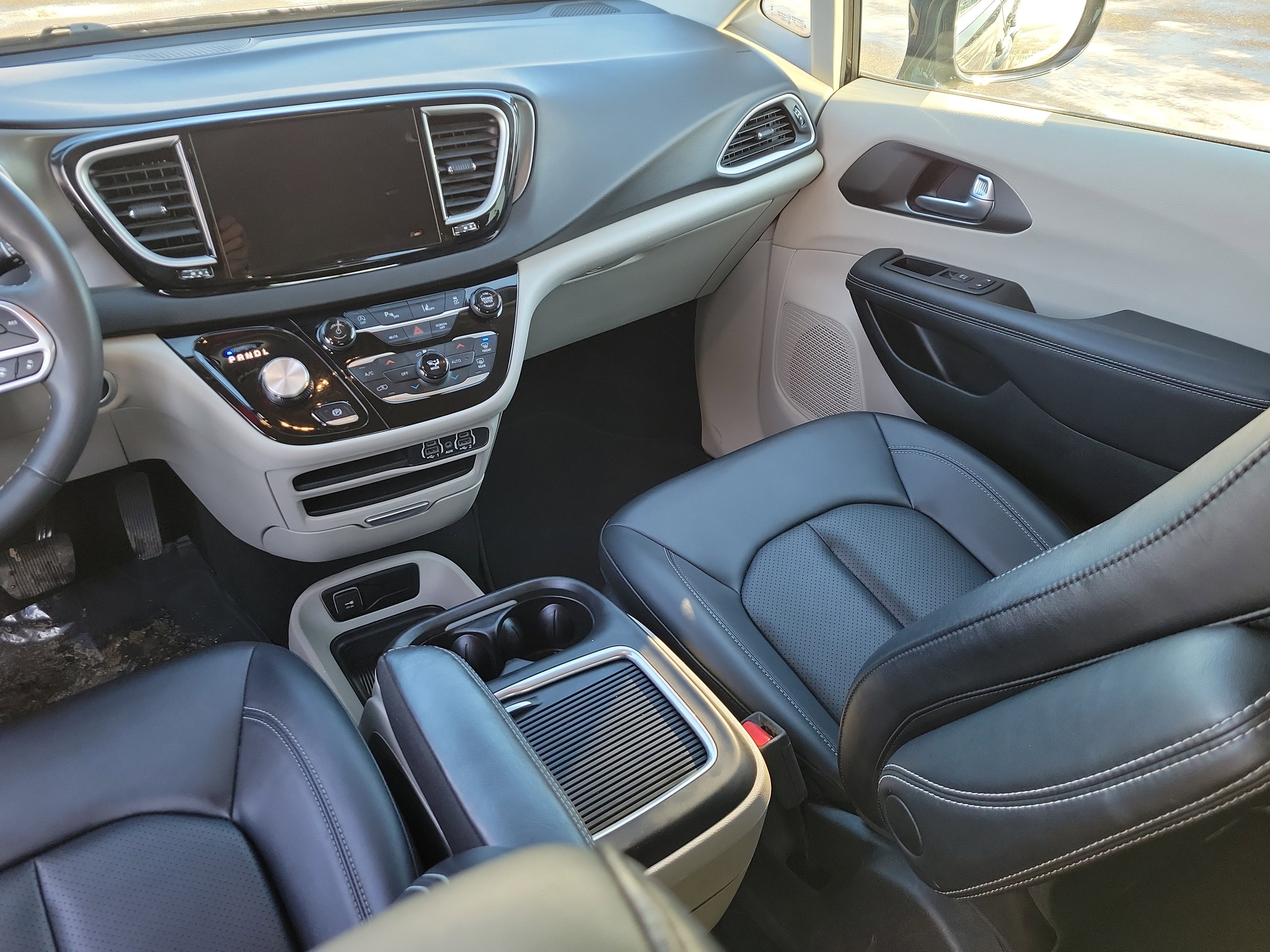 Used 2024 Chrysler Pacifica Touring-L image 19