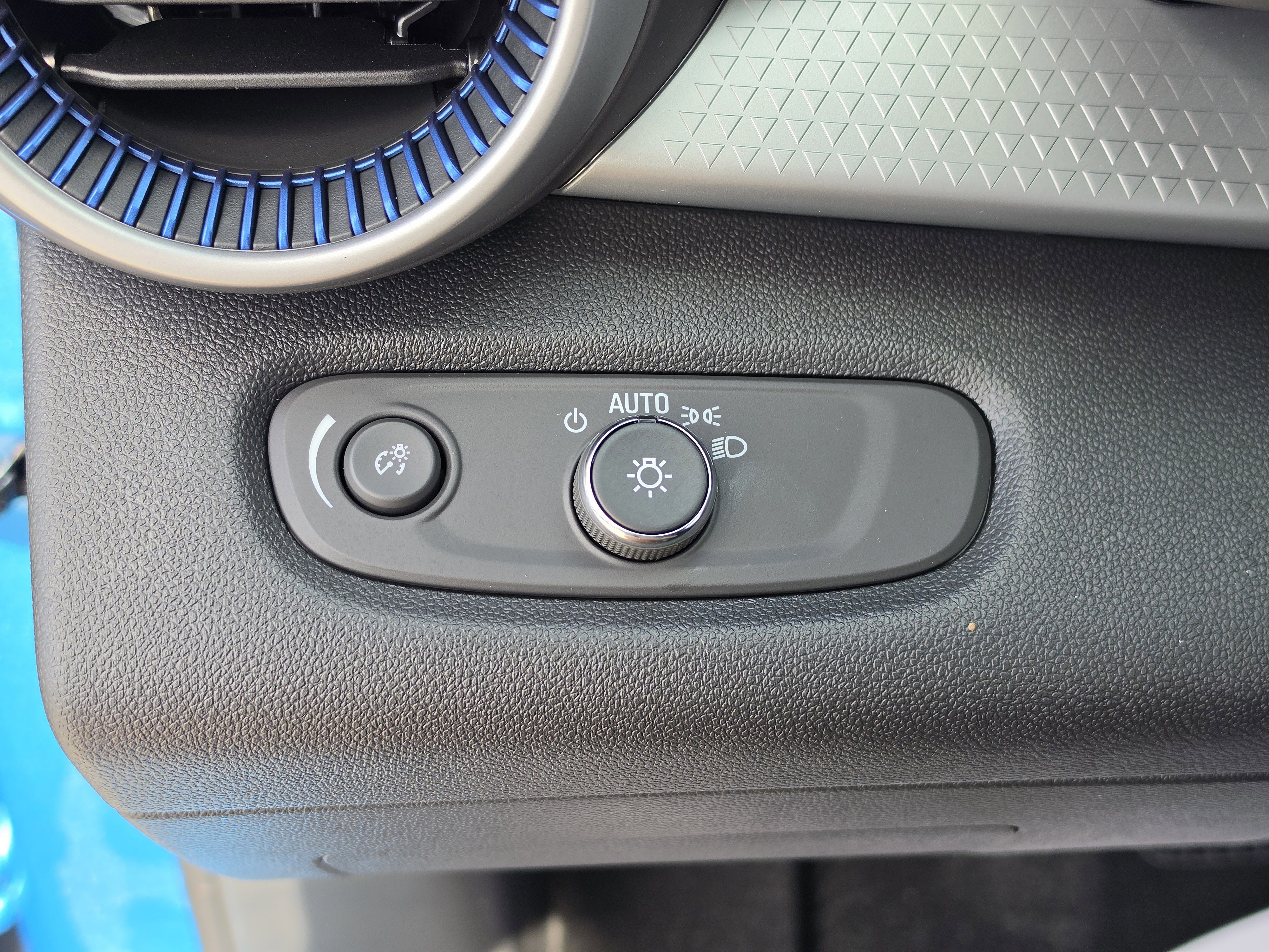 New 2026 Chevrolet Trax LS w/ LS Convenience Package FWD image 28