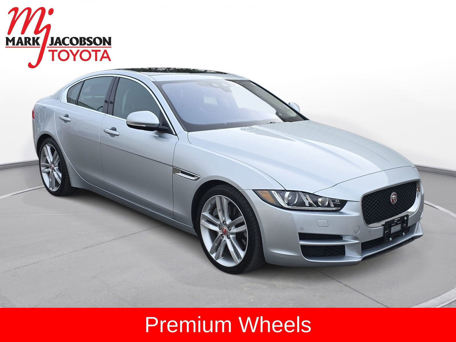 Used 2018 Jaguar XE Prestige image 4