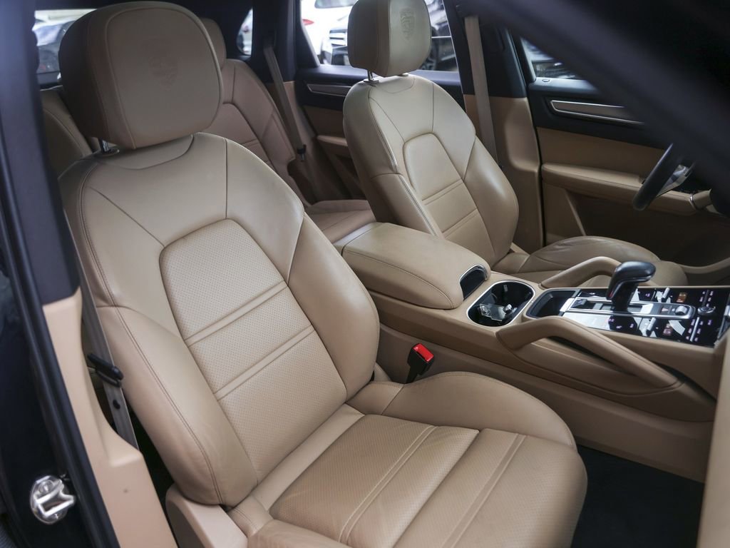 Certified 2023 Porsche Cayenne Platinum Edition image 38
