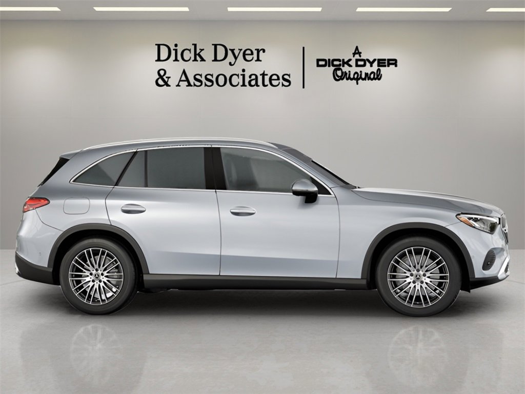 Used 2025 Mercedes-Benz GLC 300 4MATIC image 4
