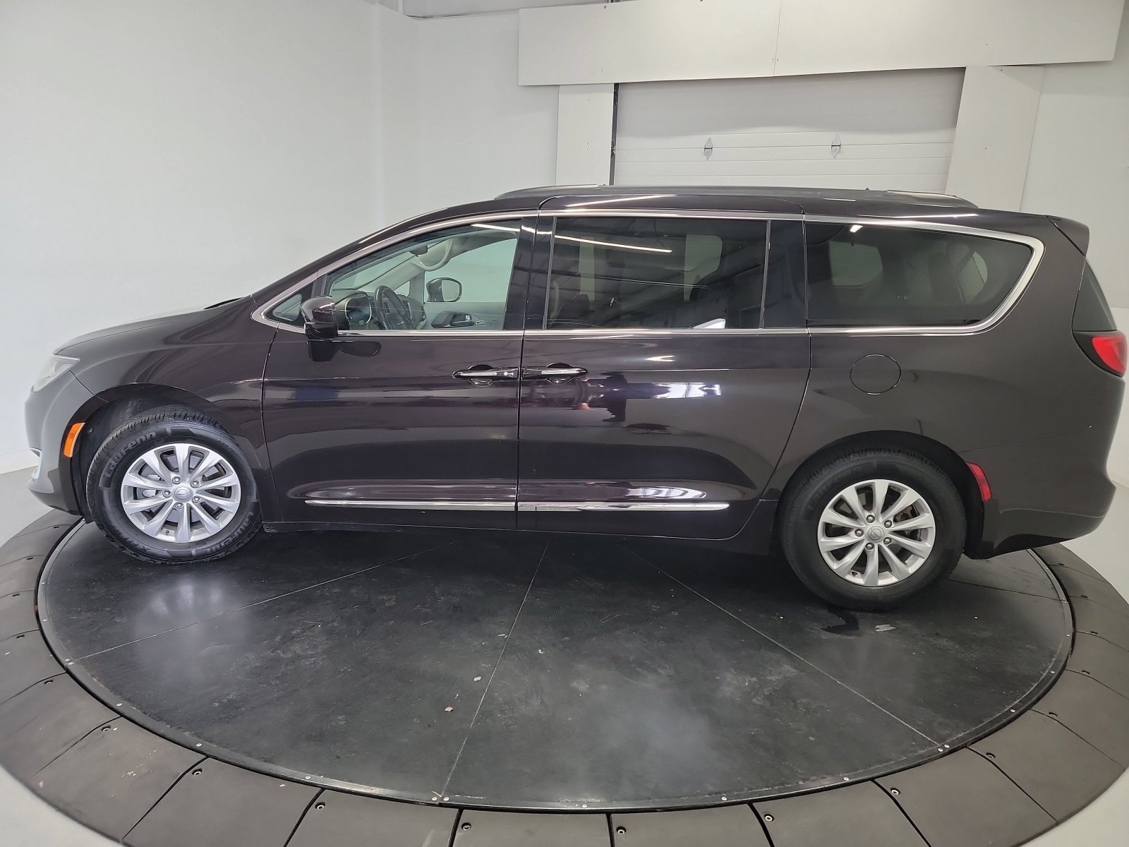 Used 2017 Chrysler Pacifica Touring-L FWD image 4