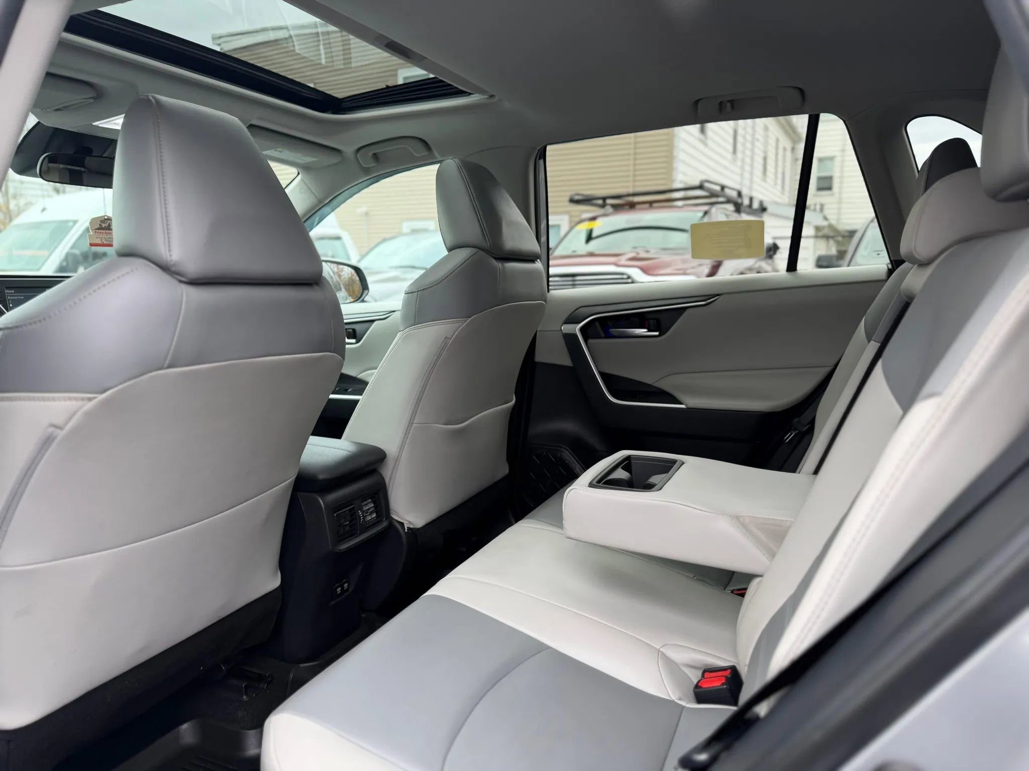 Used 2019 Toyota RAV4 XLE Premium image 9