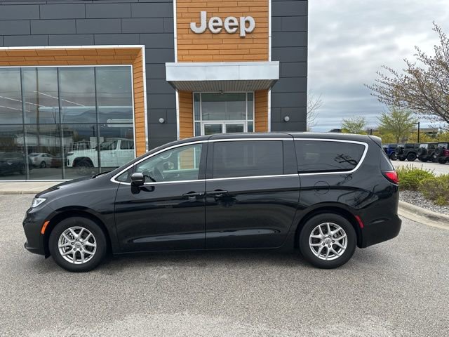 Used 2024 Chrysler Pacifica Touring-L FWD image 10