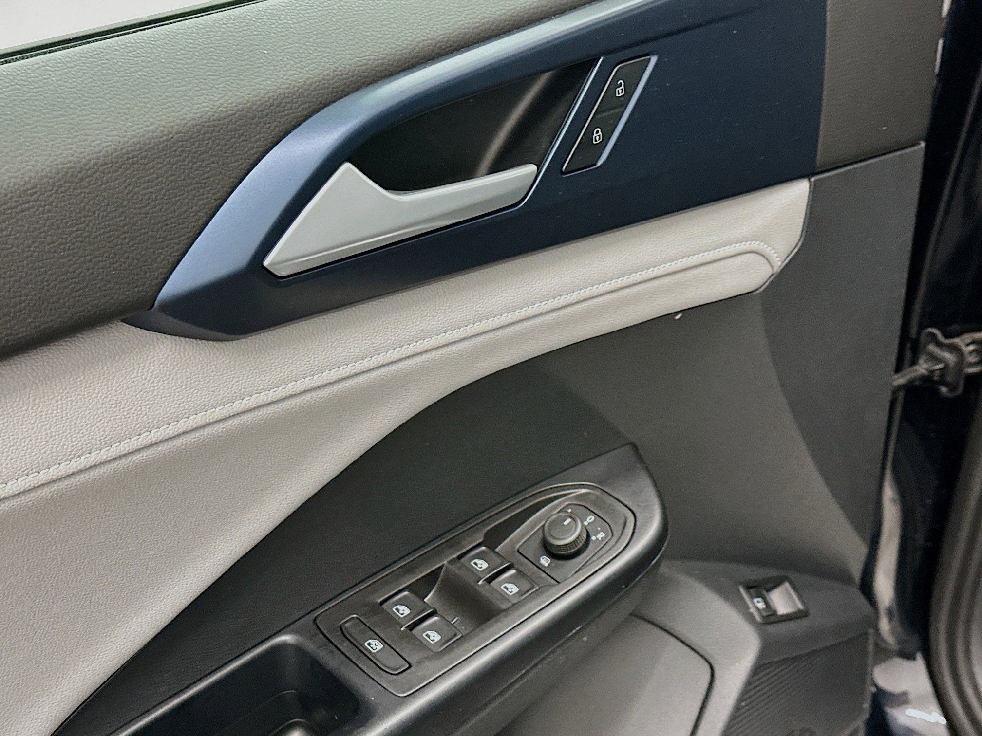 Used 2024 Volkswagen Taos SE w/ Panoramic Sunroof Package image 15