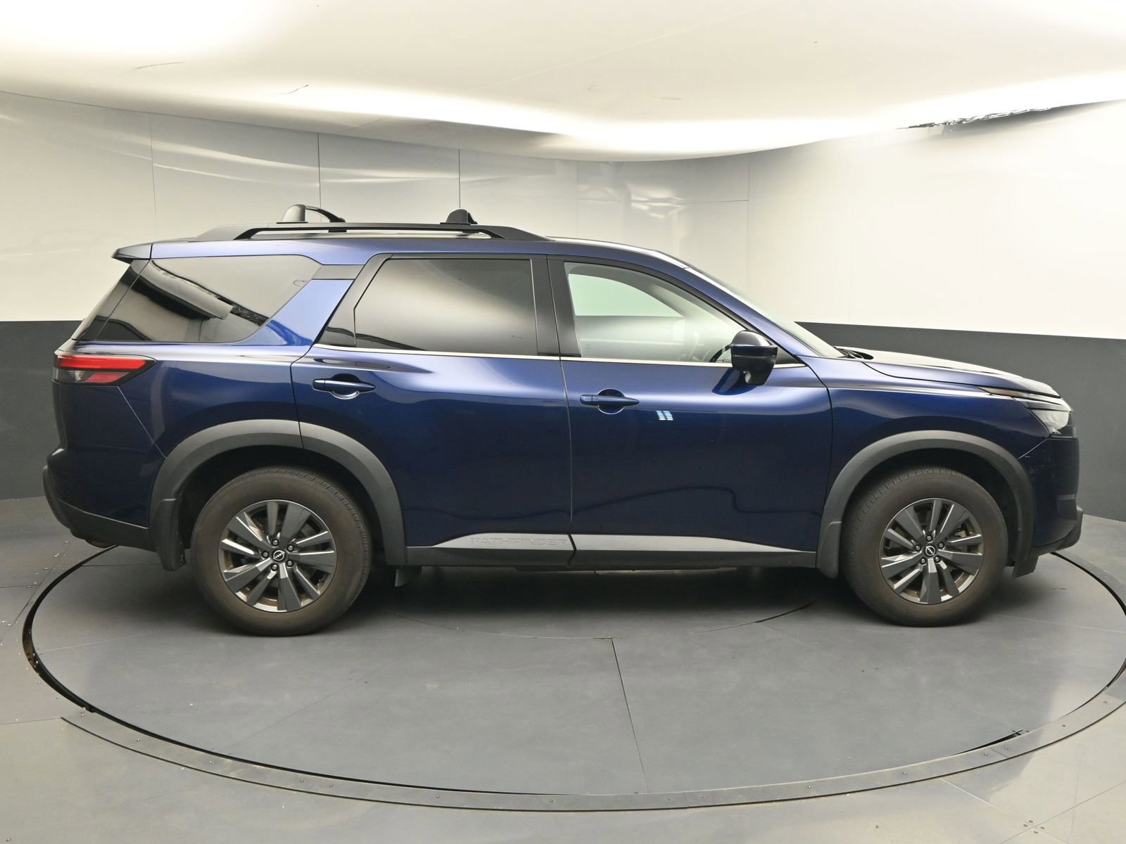 Used 2023 Nissan Pathfinder SV w/ SV Premium Package image 8