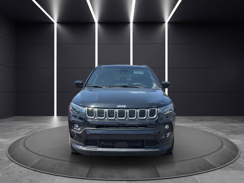 Used 2024 Jeep Compass Latitude image 2
