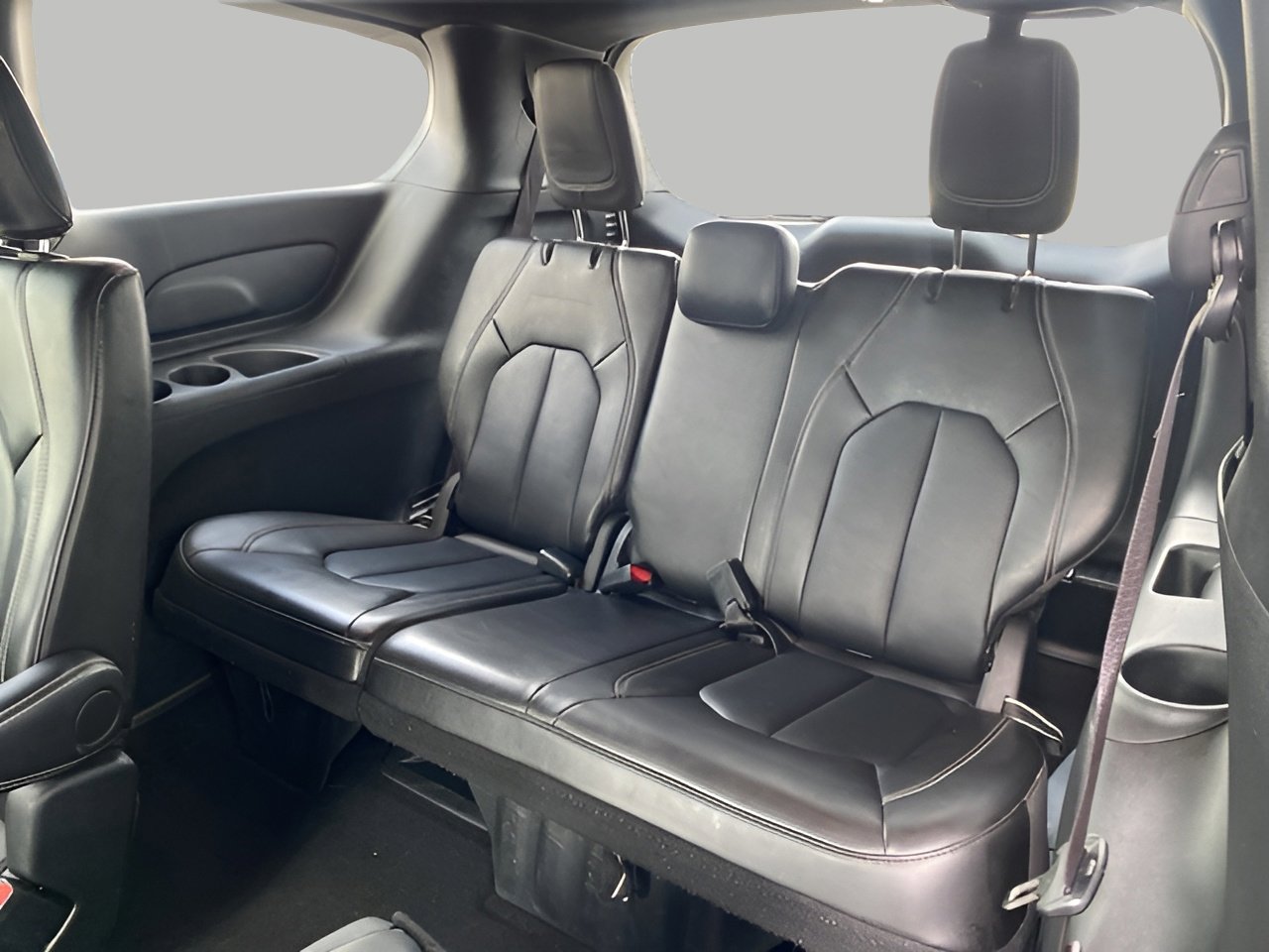 Used 2025 Chrysler Pacifica Select image 37