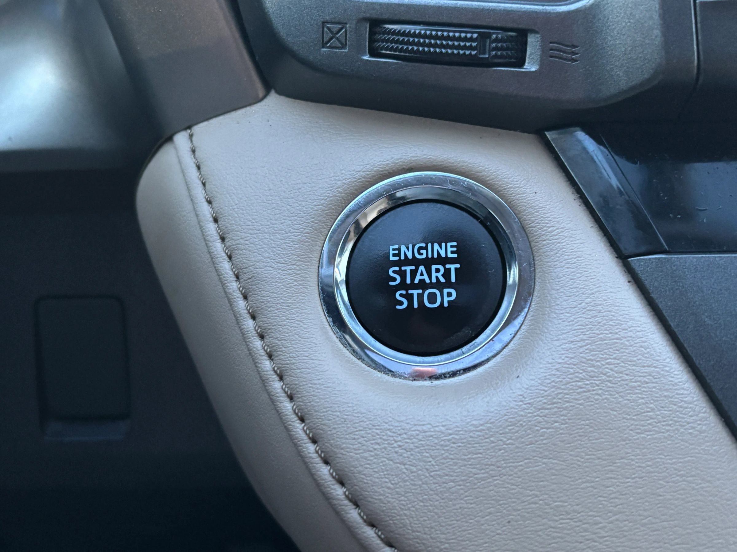 Used 2013 Toyota RAV4 Limited image 25