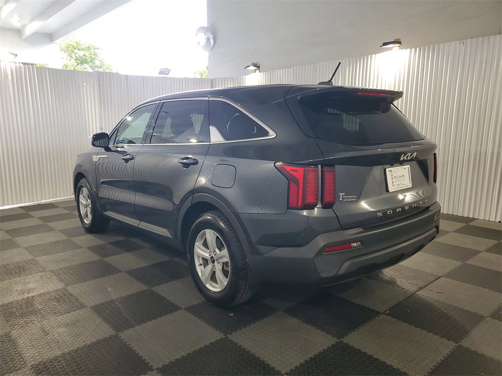 Used 2022 Kia Sorento LX image 4