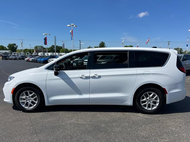 Used 2025 Chrysler Pacifica Select FWD image 4