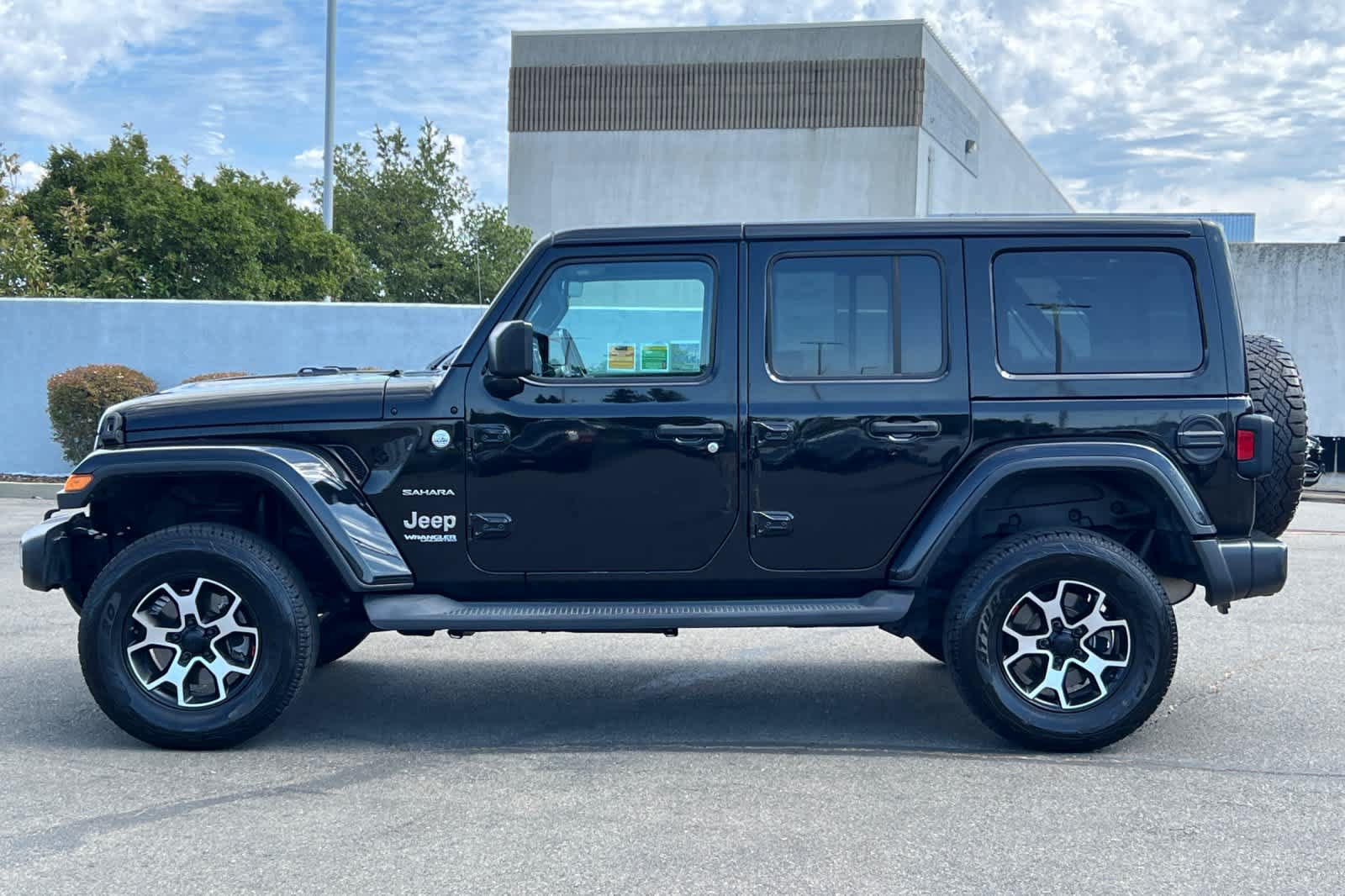 Used 2018 Jeep Wrangler Unlimited Sahara w/ Uconnect 4C Nav & Sound Group AWD/4WD image 9