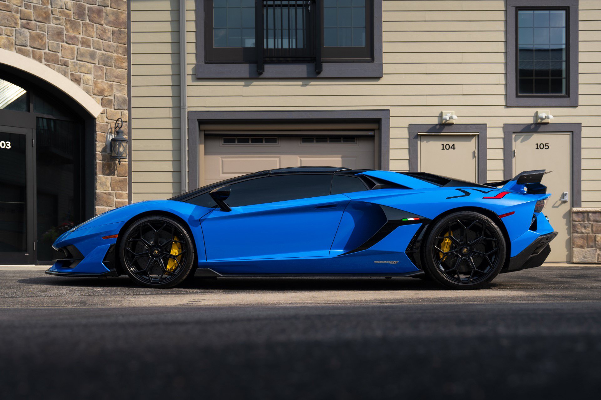 Used 2021 Lamborghini Aventador SVJ AWD/4WD image 3