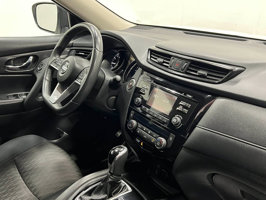 Used 2017 Nissan Rogue SV image 19