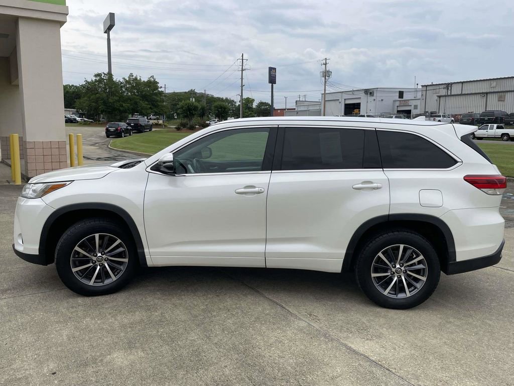 Used 2017 Toyota Highlander XLE FWD image 6