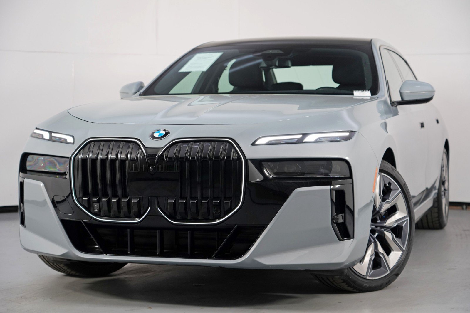 Used 2024 BMW 740i w/ Premium Package 2 RWD image 3