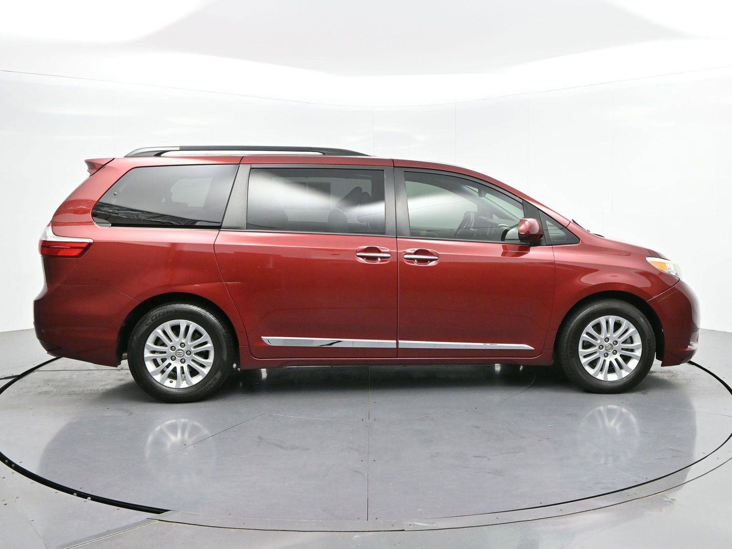 Used 2017 Toyota Sienna XLE w/ XLE Navigation Package FWD image 8