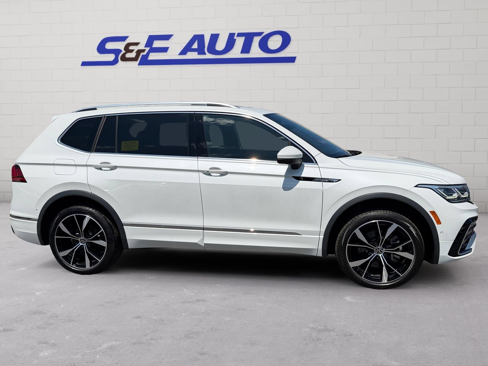 Used 2023 Volkswagen Tiguan SEL R-Line AWD/4WD image 5
