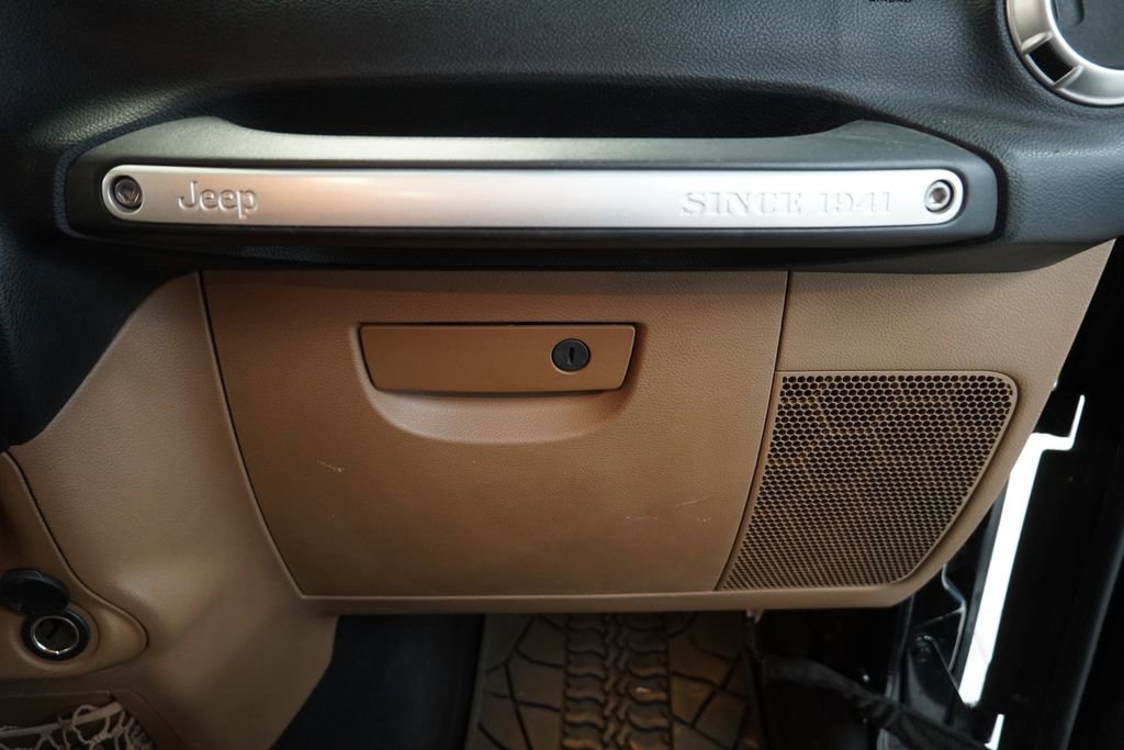 Used 2013 Jeep Wrangler Unlimited Rubicon w/ Connectivity Group image 34