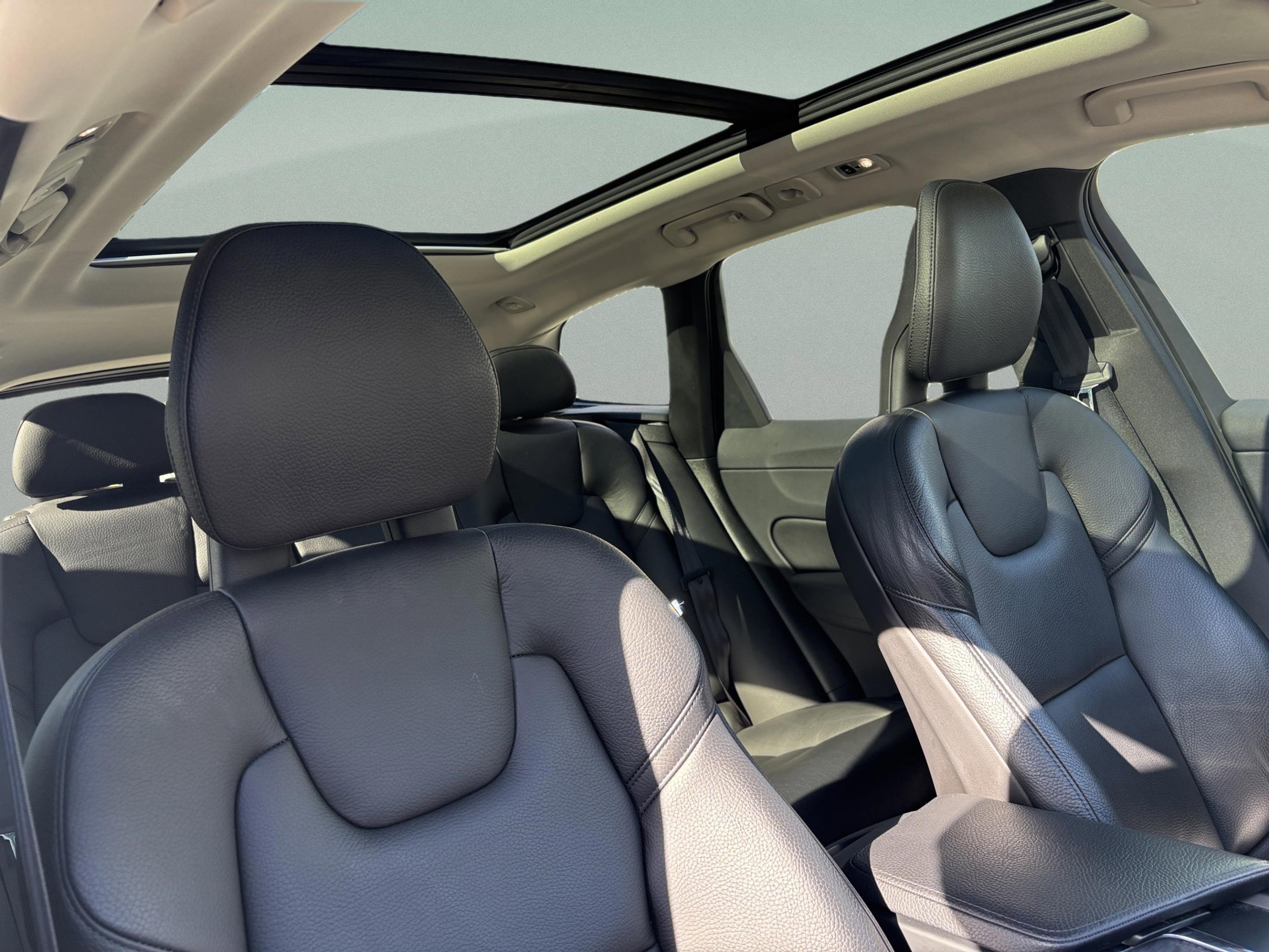 Used 2018 Volvo XC60 T5 Momentum w/ Protection Package Premier image 19