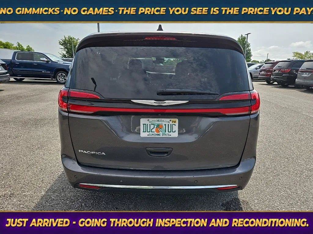 Used 2023 Chrysler Pacifica Touring-L FWD image 6