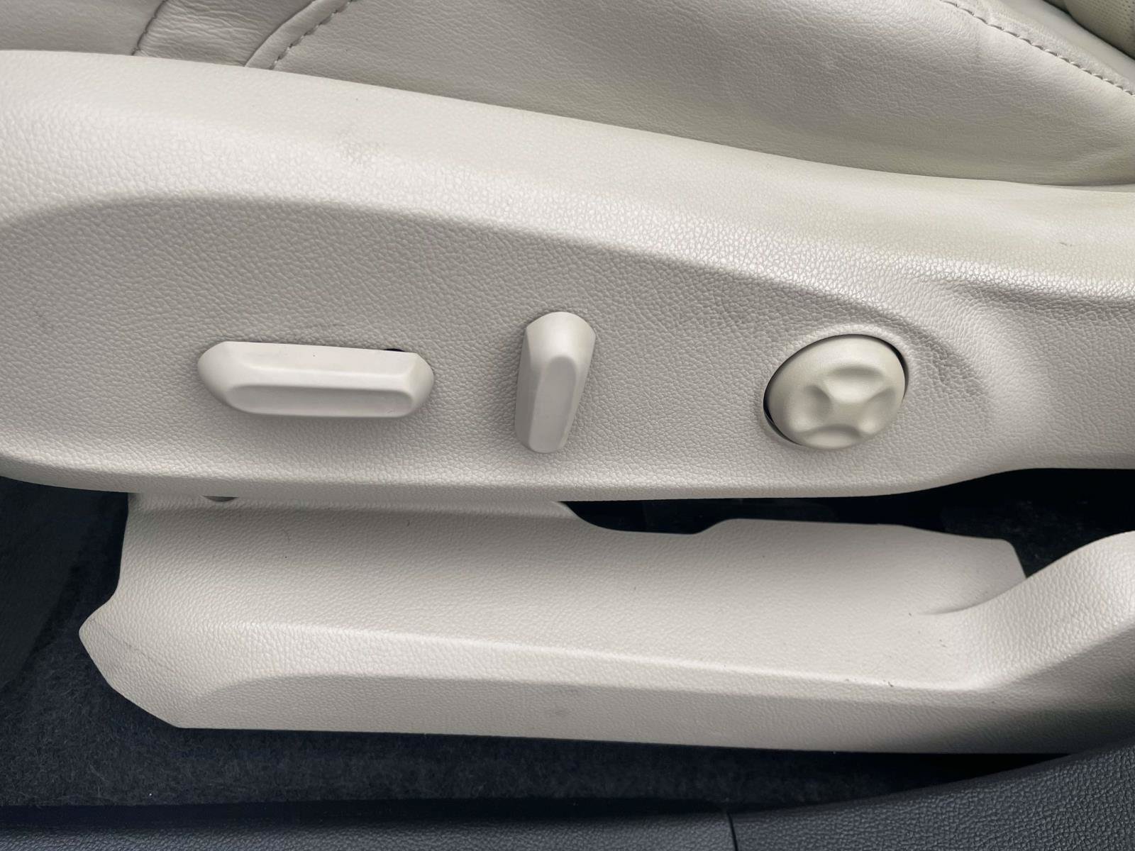 Used 2019 Buick Envision Essence FWD image 16