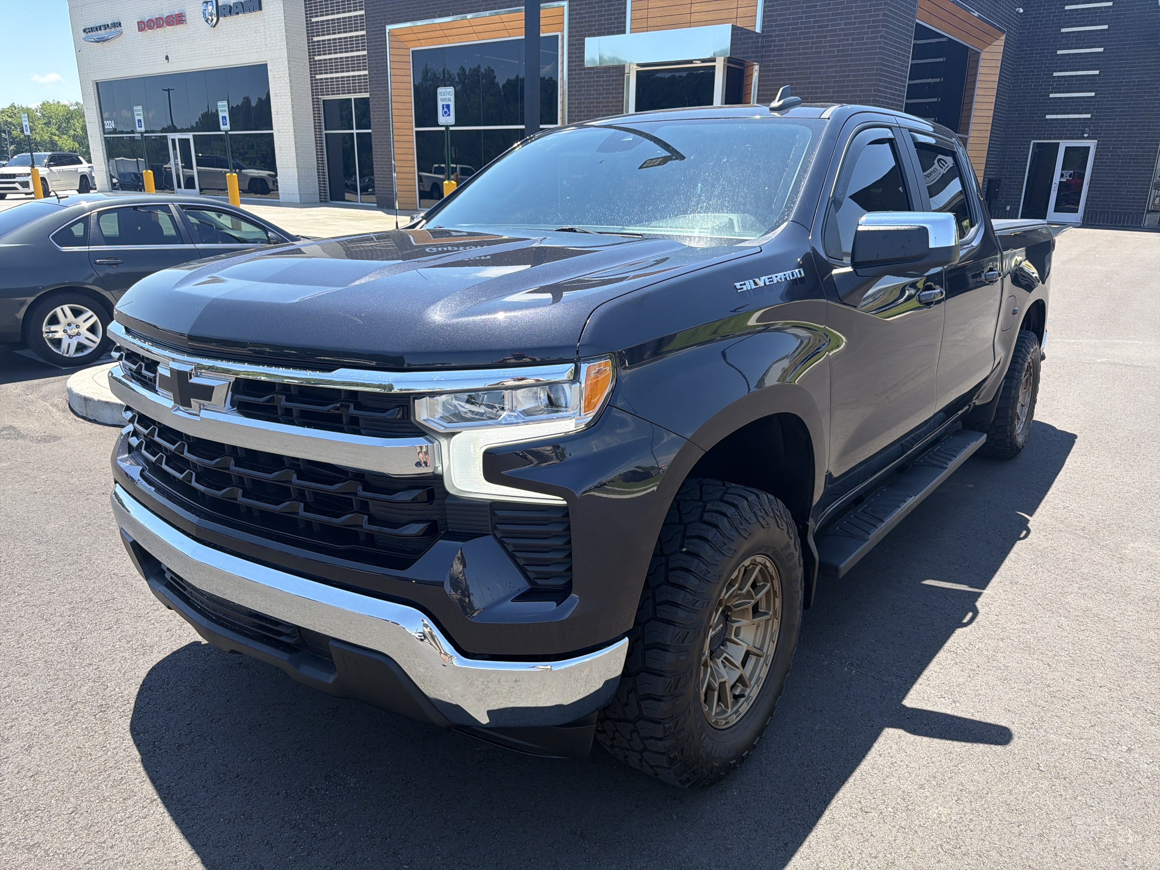 Used 2022 Chevrolet Silverado 1500 LT RWD image 3