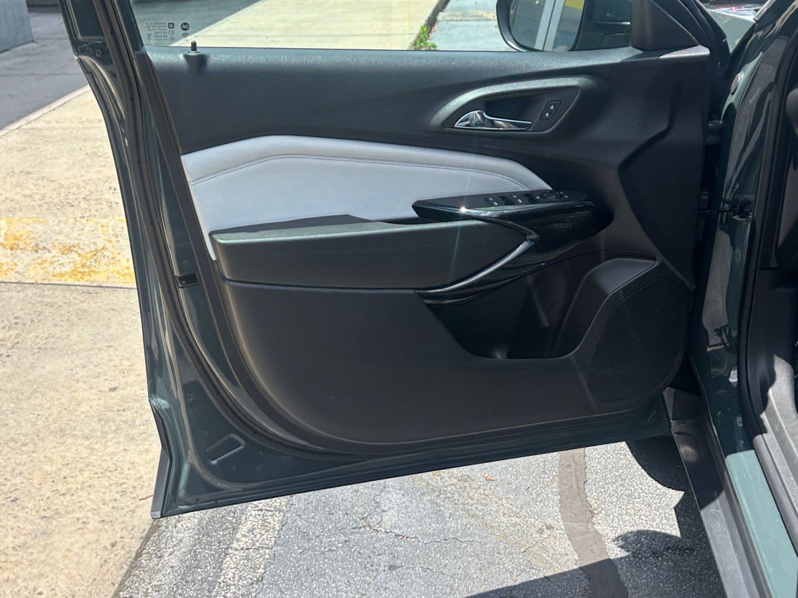 Used 2025 Chevrolet Trax LT FWD image 18