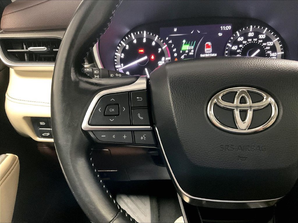 Used 2021 Toyota Highlander XLE AWD/4WD image 23