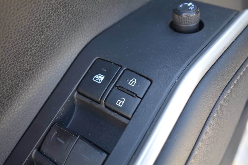 Used 2021 Toyota Highlander LE AWD/4WD image 8