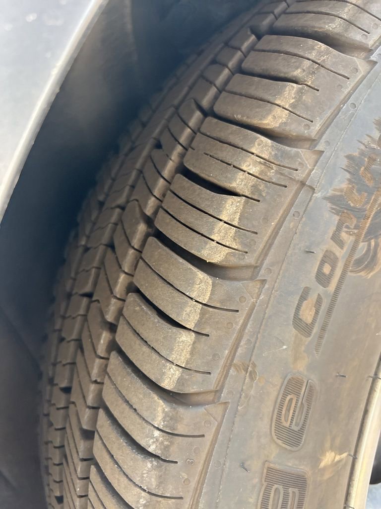 Used 2019 Buick Envision Essence FWD image 2
