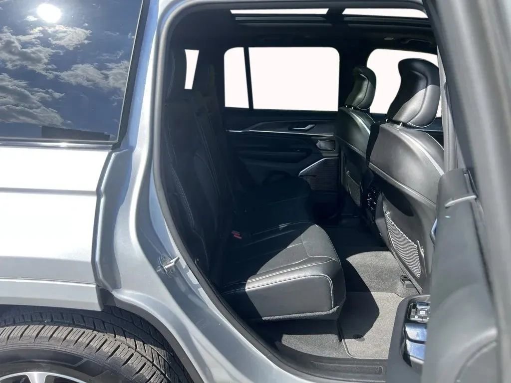 Used 2022 Jeep Grand Cherokee Overland w/ Luxury Tech Group IV image 15