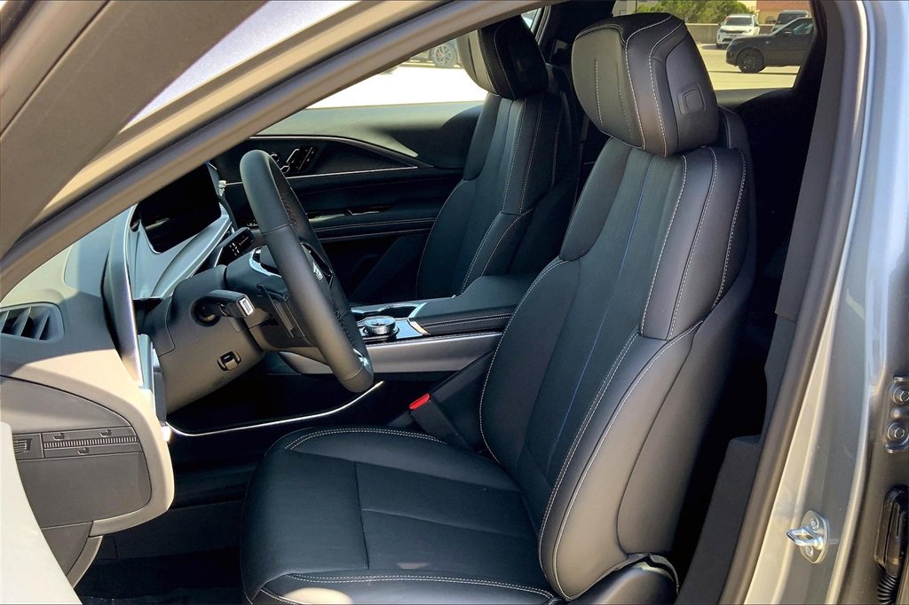 New 2025 Cadillac Lyriq Luxury image 12