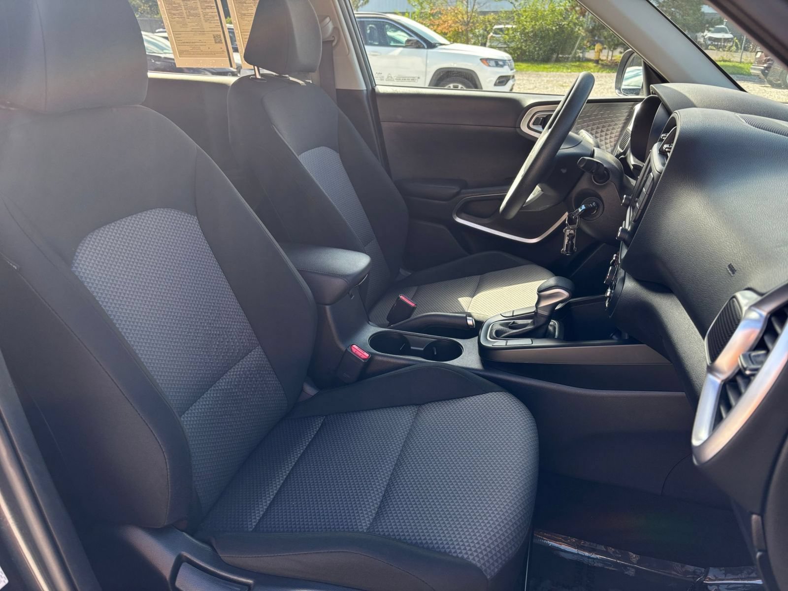 Used 2025 Kia Soul LX w/ LX Technology Package FWD image 34