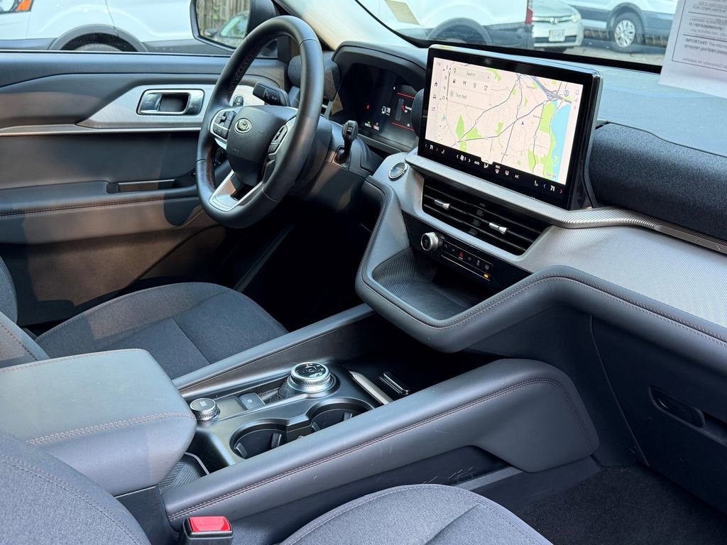 Used 2025 Ford Explorer Active AWD/4WD image 12