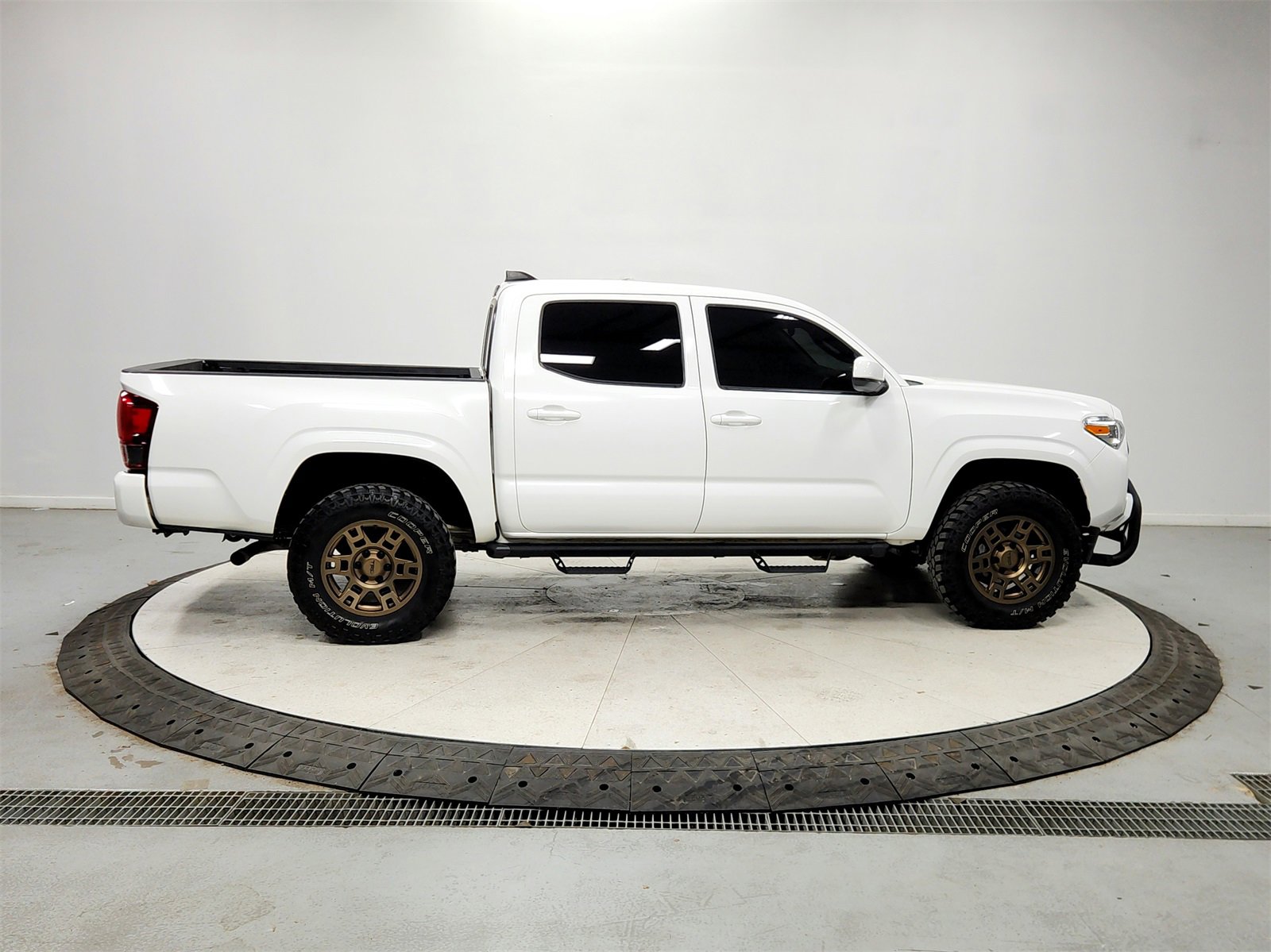 Used 2023 Toyota Tacoma SR image 8