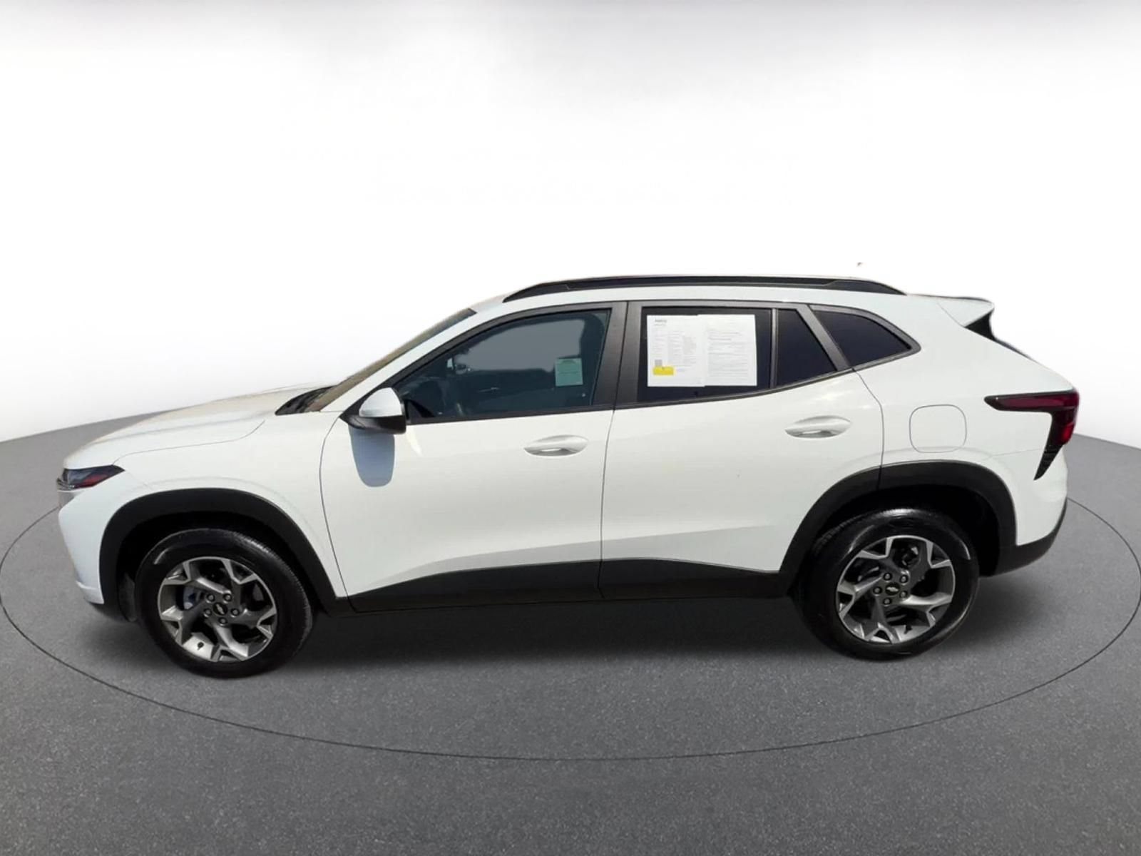 Used 2025 Chevrolet Trax LT FWD image 9