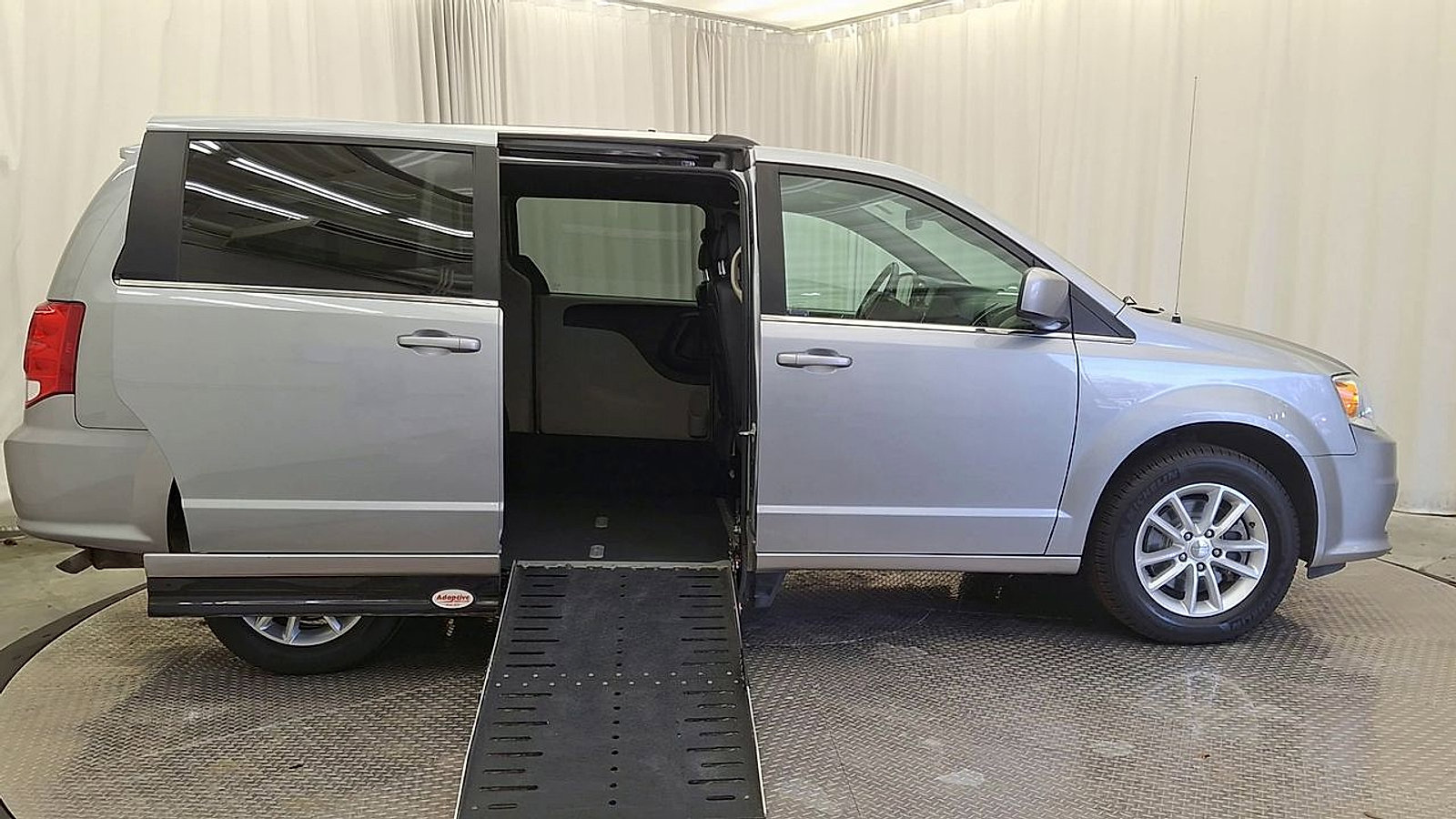 Used 2019 Dodge Grand Caravan SXT image 4