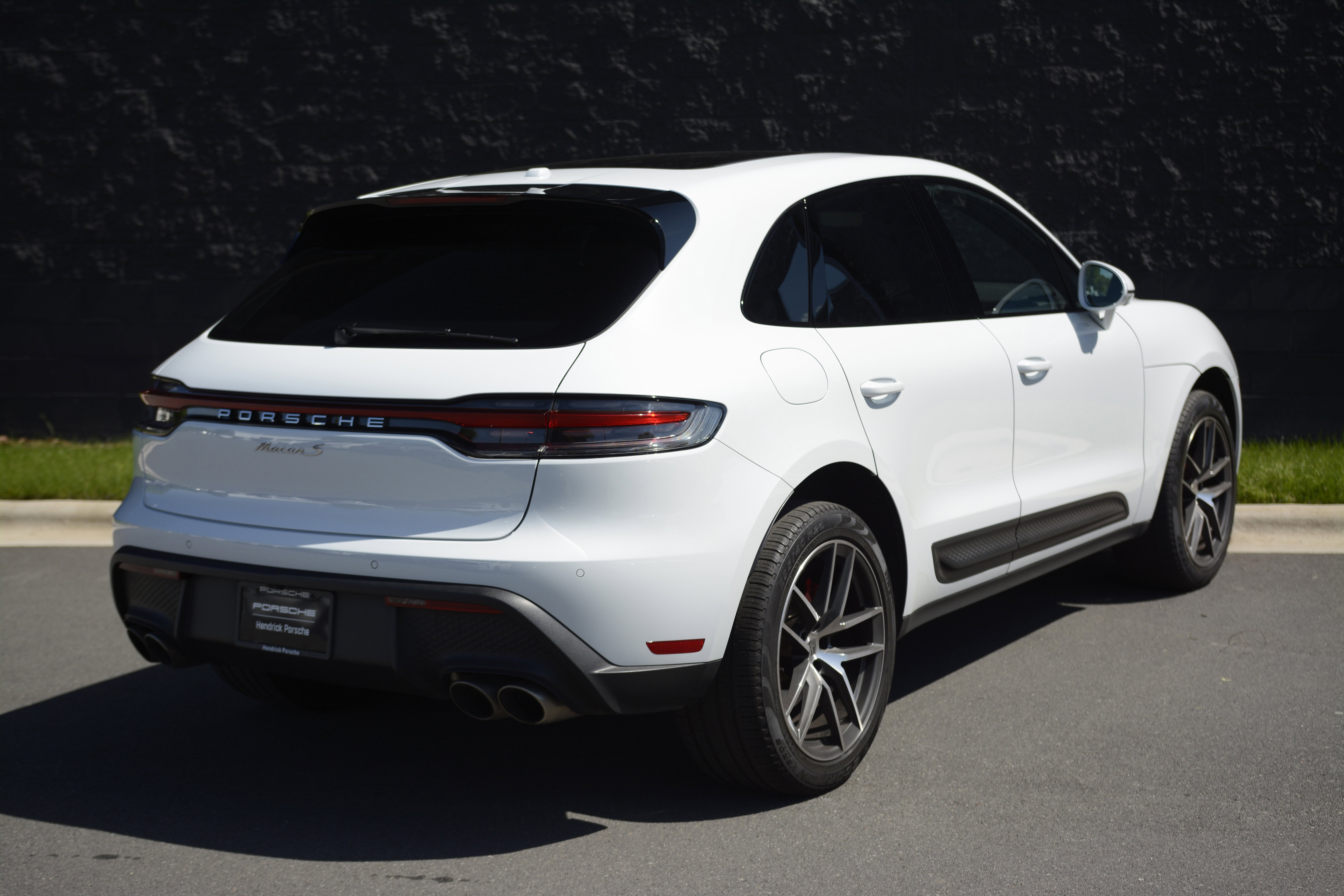 Certified 2022 Porsche Macan S AWD/4WD image 7